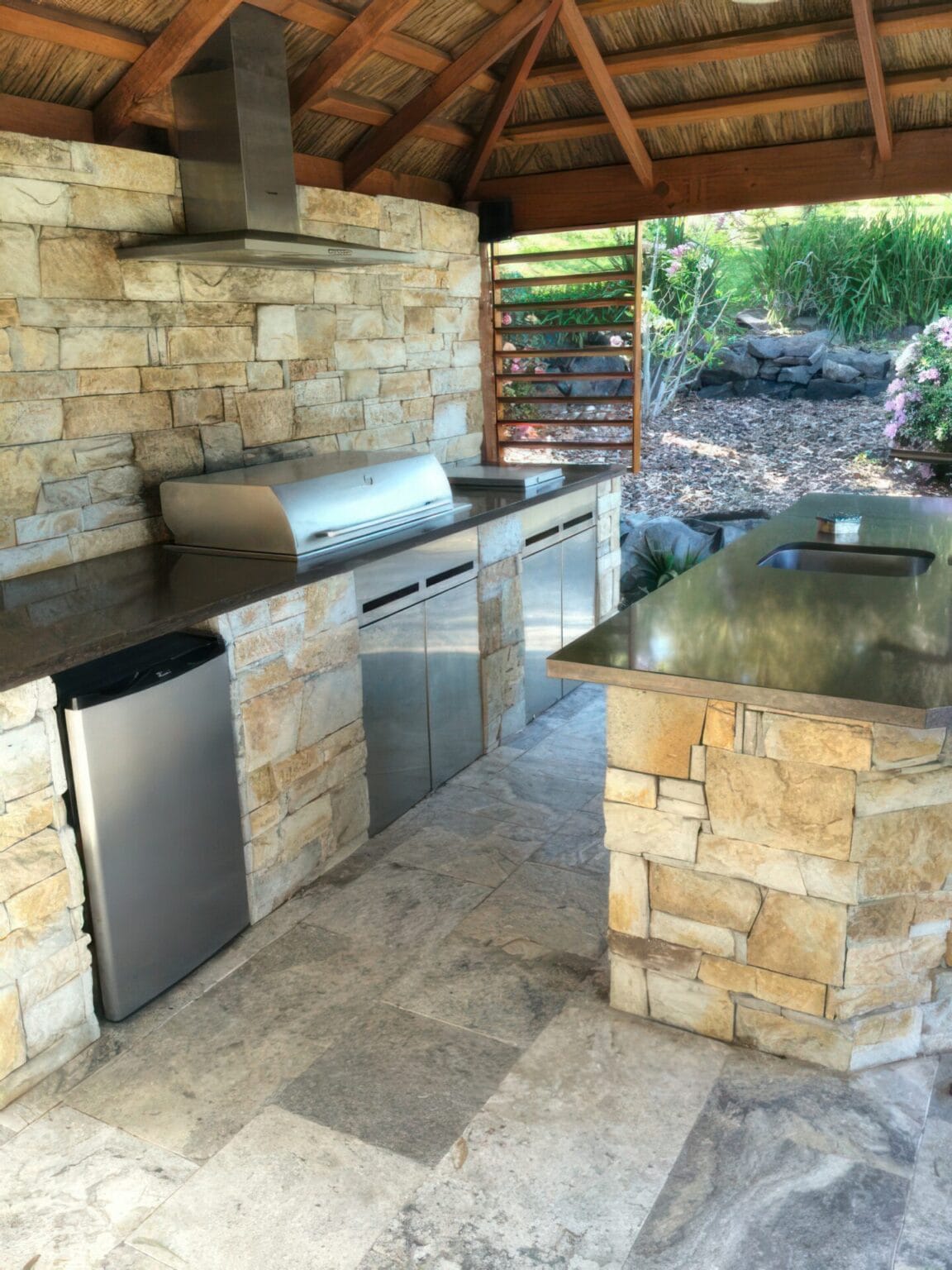 Dry Stack Natural Grey outdoor kitchen | Veneer Stone Australia